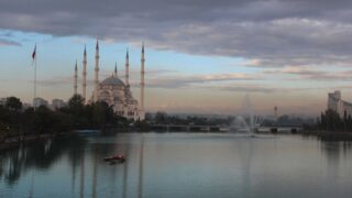 Adana'da Seyhan Nehri kıyısından Sabancı Merkez Camii ve şehir manzarası