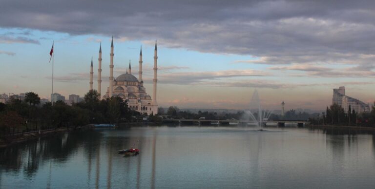 Adana'da Seyhan Nehri kıyısından Sabancı Merkez Camii ve şehir manzarası
