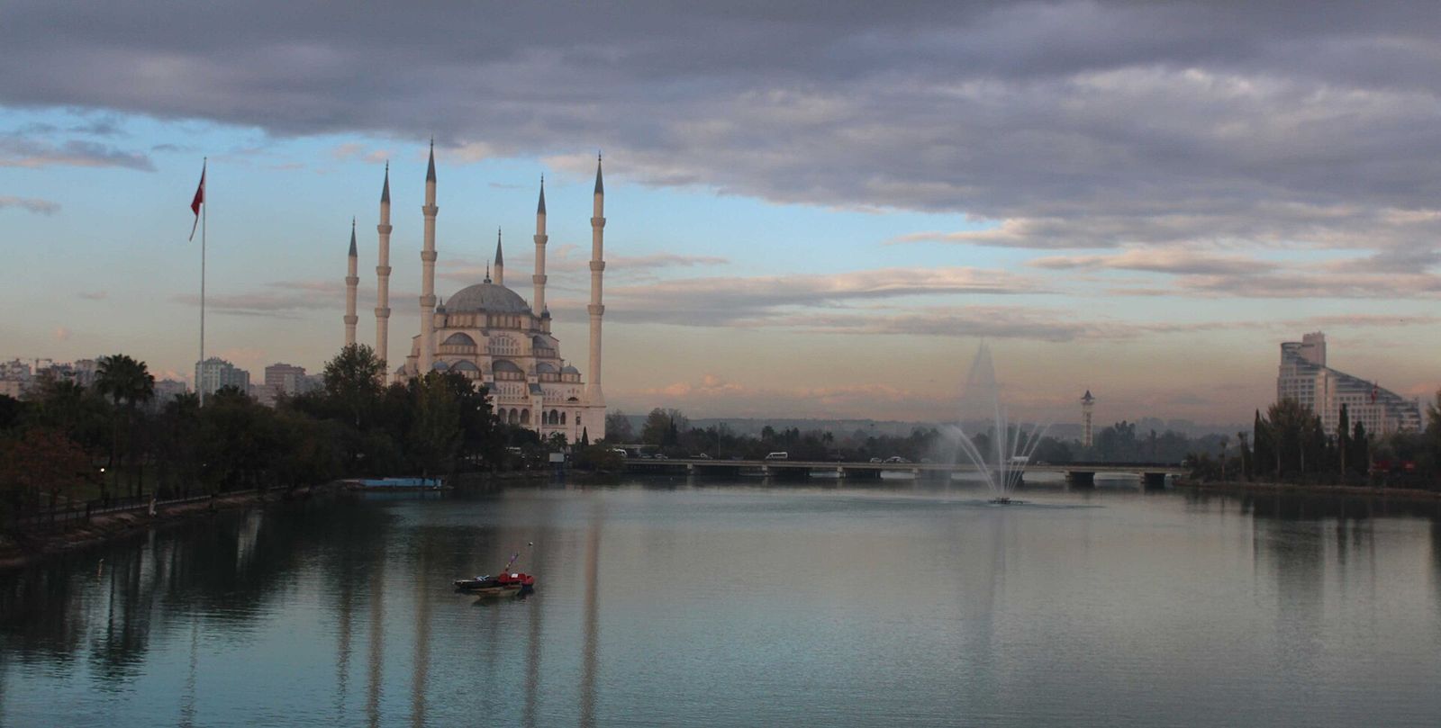 Adana'da Seyhan Nehri kıyısından Sabancı Merkez Camii ve şehir manzarası