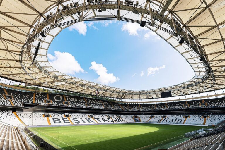 Beşiktaş'ın iç saha maçlarını oynadığı Tüpraş Stadyumu'nun tribünleri