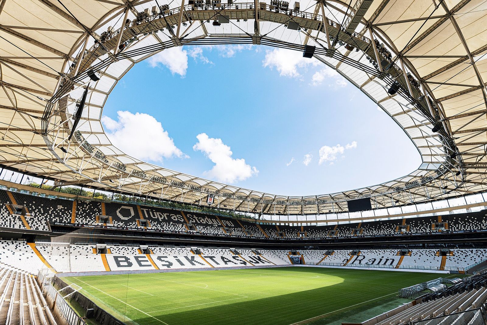 Beşiktaş'ın iç saha maçlarını oynadığı Tüpraş Stadyumu'nun tribünleri