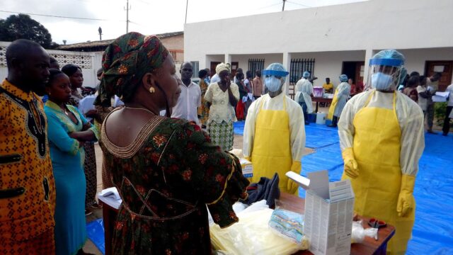 Ebola müdahalesinde görev alan koruyucu donanımlı sağlık çalışanları (Gine'den arşiv fotoğrafı)