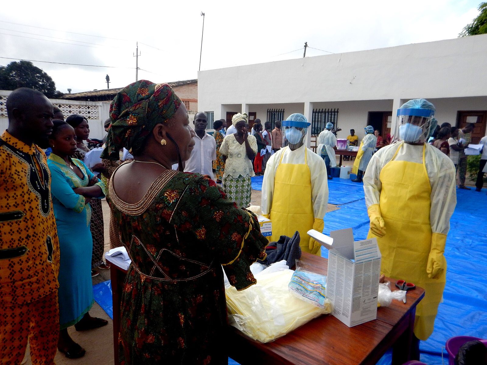 Ebola müdahalesinde görev alan koruyucu donanımlı sağlık çalışanları (Gine'den arşiv fotoğrafı)