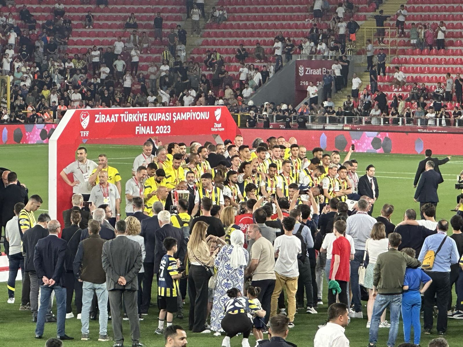 Fenerbahçe oyuncuları bir kupa kutlamasında bir arada (arşiv fotoğrafı)