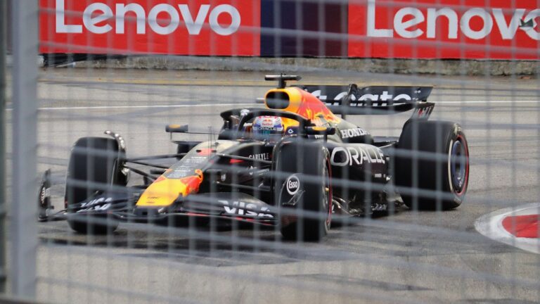 Max Verstappen, Red Bull'un aracıyla Singapur GP hafta sonu antrenmanında (2025 arşiv fotoğrafı)