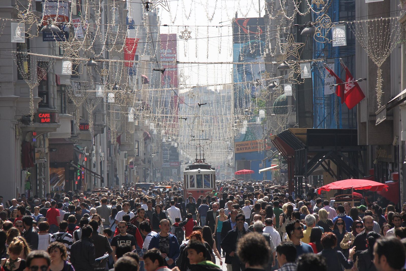 İstanbul İstiklal Caddesi'nde yoğun bir öğleden sonra