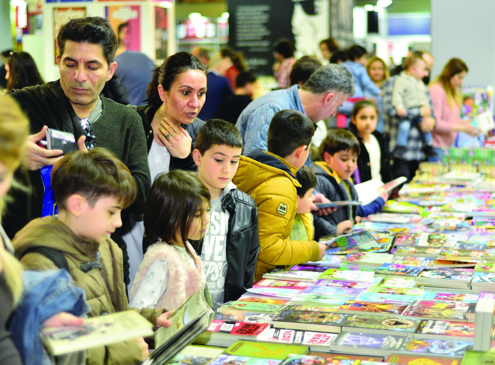 Bir İstanbul Uluslararası Kitap Fuarı'nda ziyaretçiler ve kitap standları (arşiv fotoğrafı)