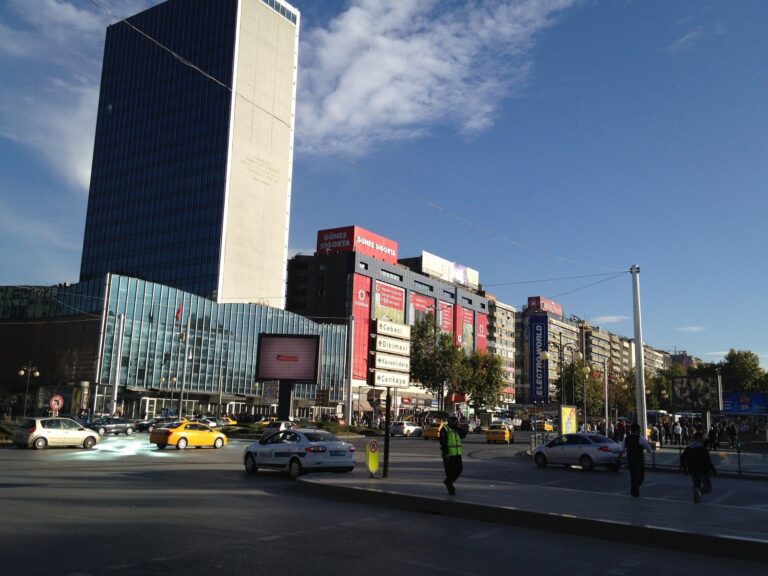 Ankara'da Kızılay Meydanı ve çevresindeki yapılar