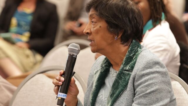 Navi Pillay bir etkinlikte konuşurken