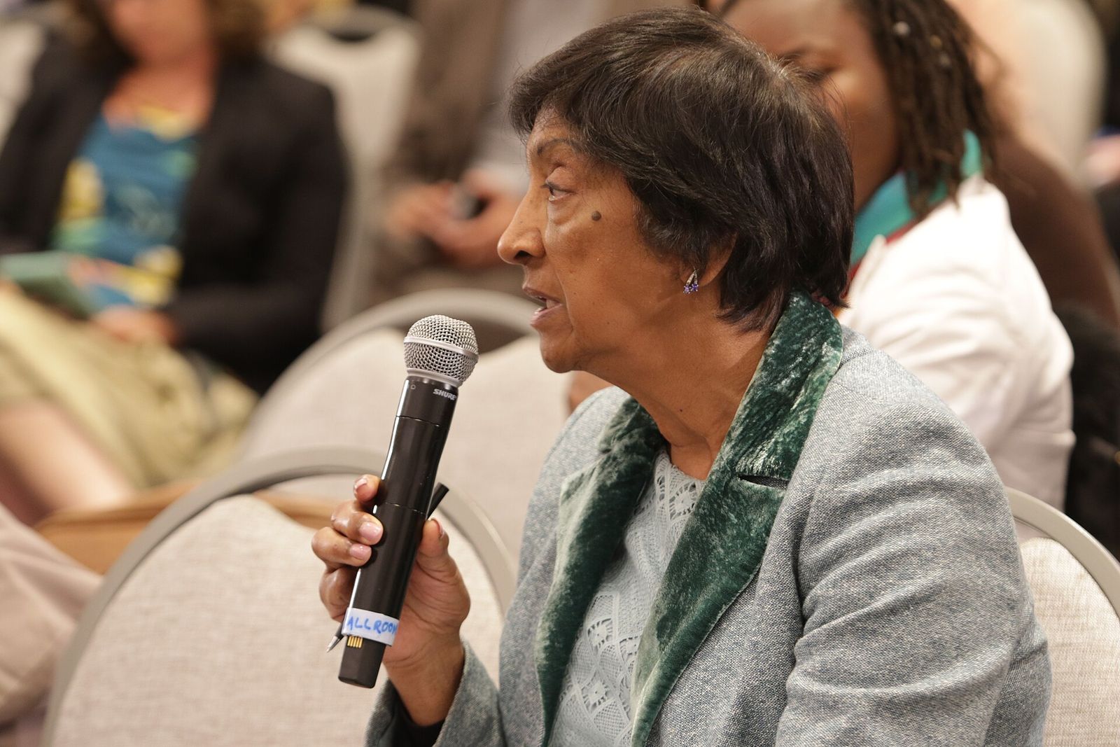 Navi Pillay bir etkinlikte konuşurken