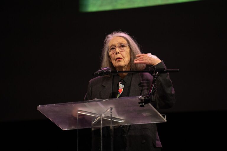 Şair Anne Carson, 2024 Ulusal Kitap Ödülleri finalist okumasında