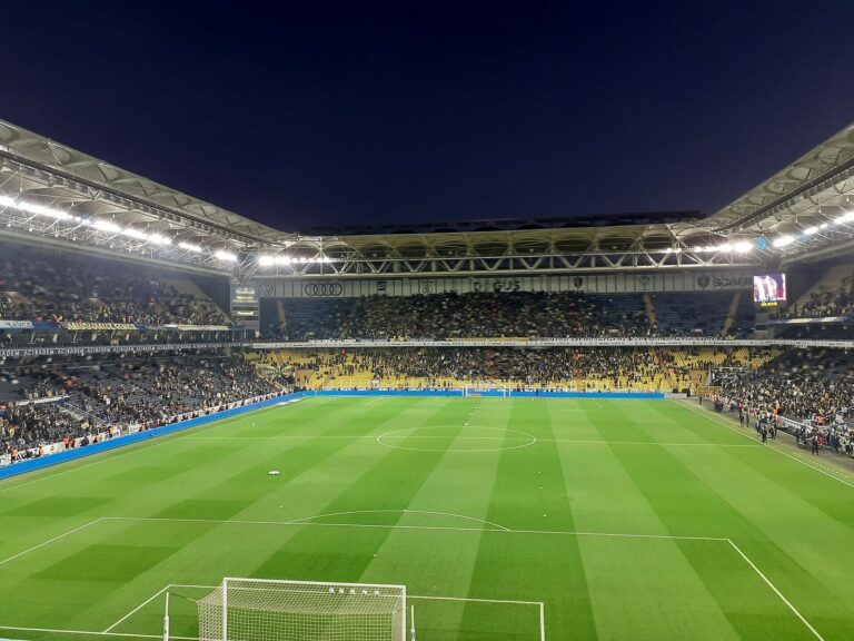 Süper Lig maçından, Fenerbahçe Şükrü Saracoğlu Stadyumu'nda dolu tribünler (arşiv fotoğrafı)