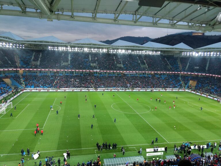 Trabzonspor'un iç saha maçından bir görüntü; tribünler dolu (arşiv fotoğrafı)