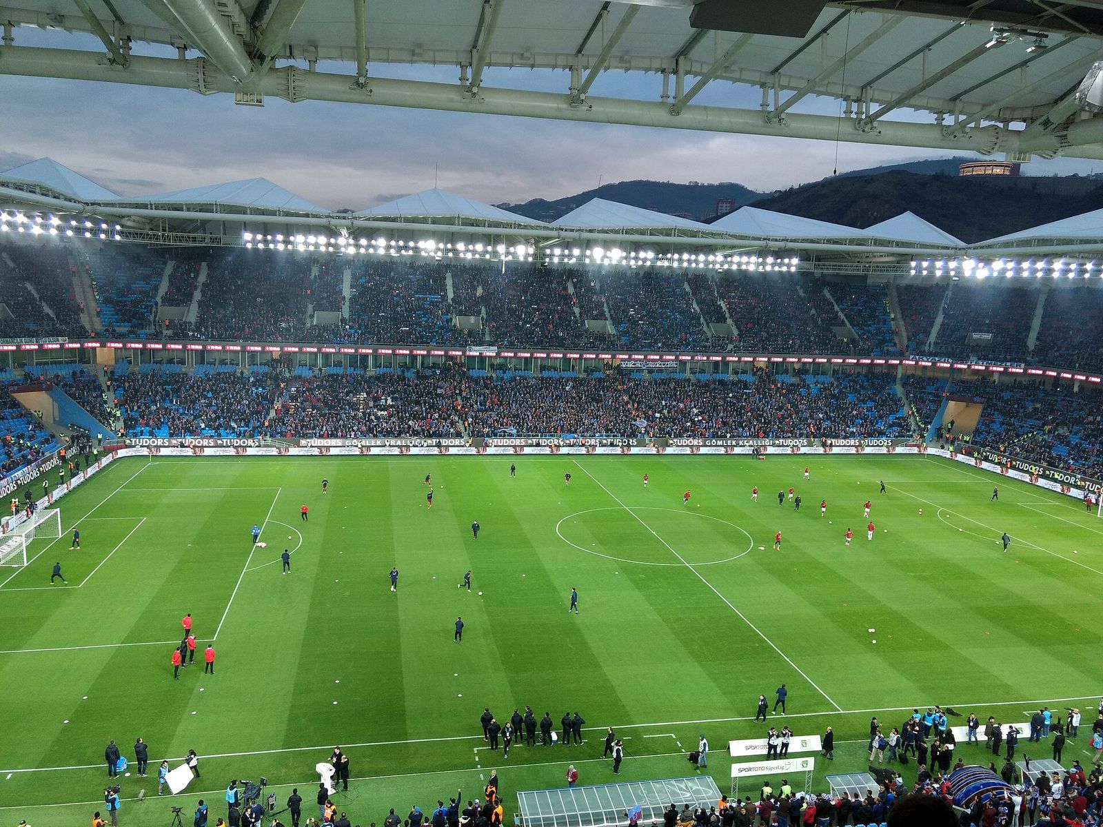 Trabzonspor'un iç saha maçından bir görüntü; tribünler dolu (arşiv fotoğrafı)