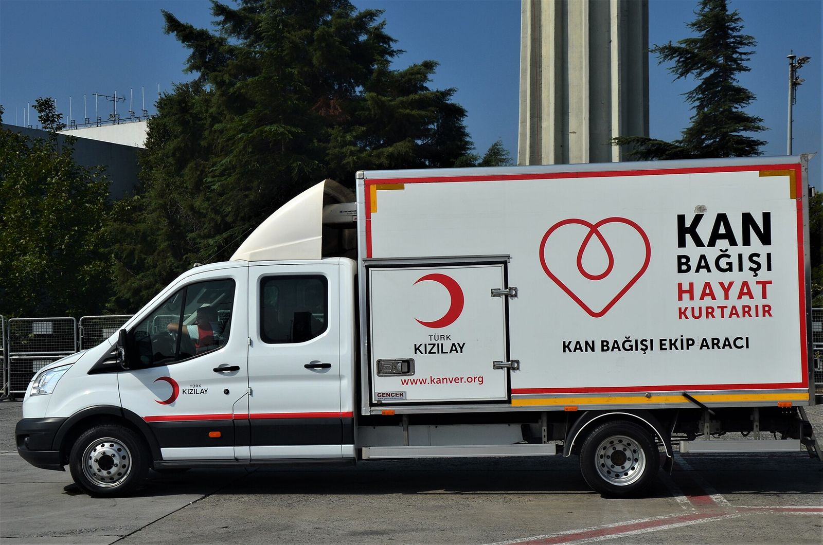 Türk Kızılay'a ait kan bağışı aracı